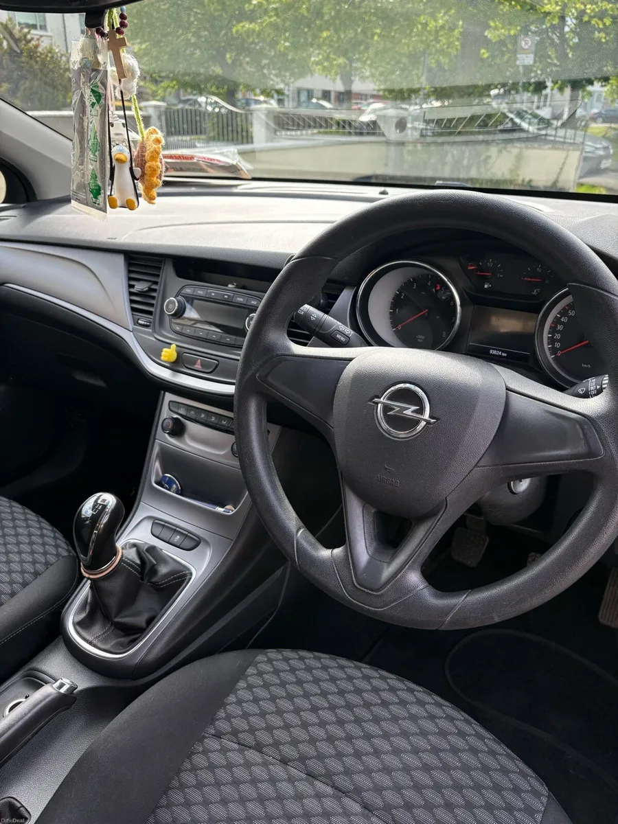 Opel Astra 2018 - Image 2