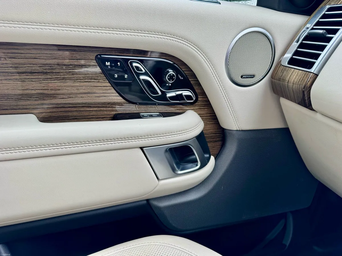 **Range Rover VOGUE/ PANO ROOF/ HEAD UP DISPLAY** - Image 3
