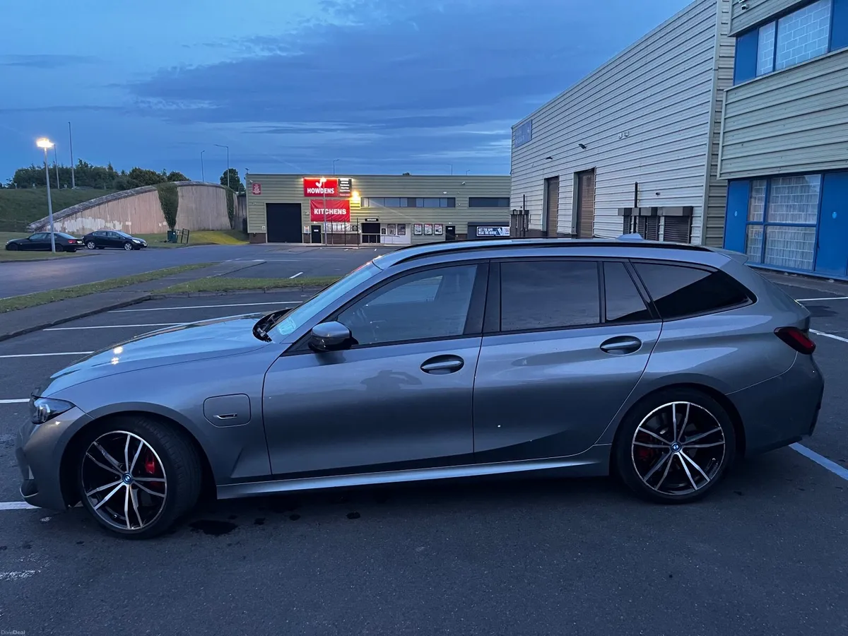 BMW 3-Series 2023 - Image 2