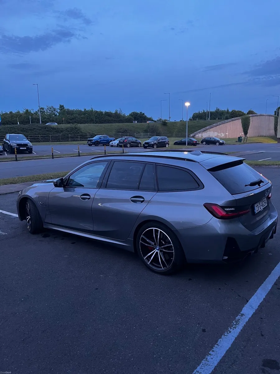 BMW 3-Series 2023 - Image 4