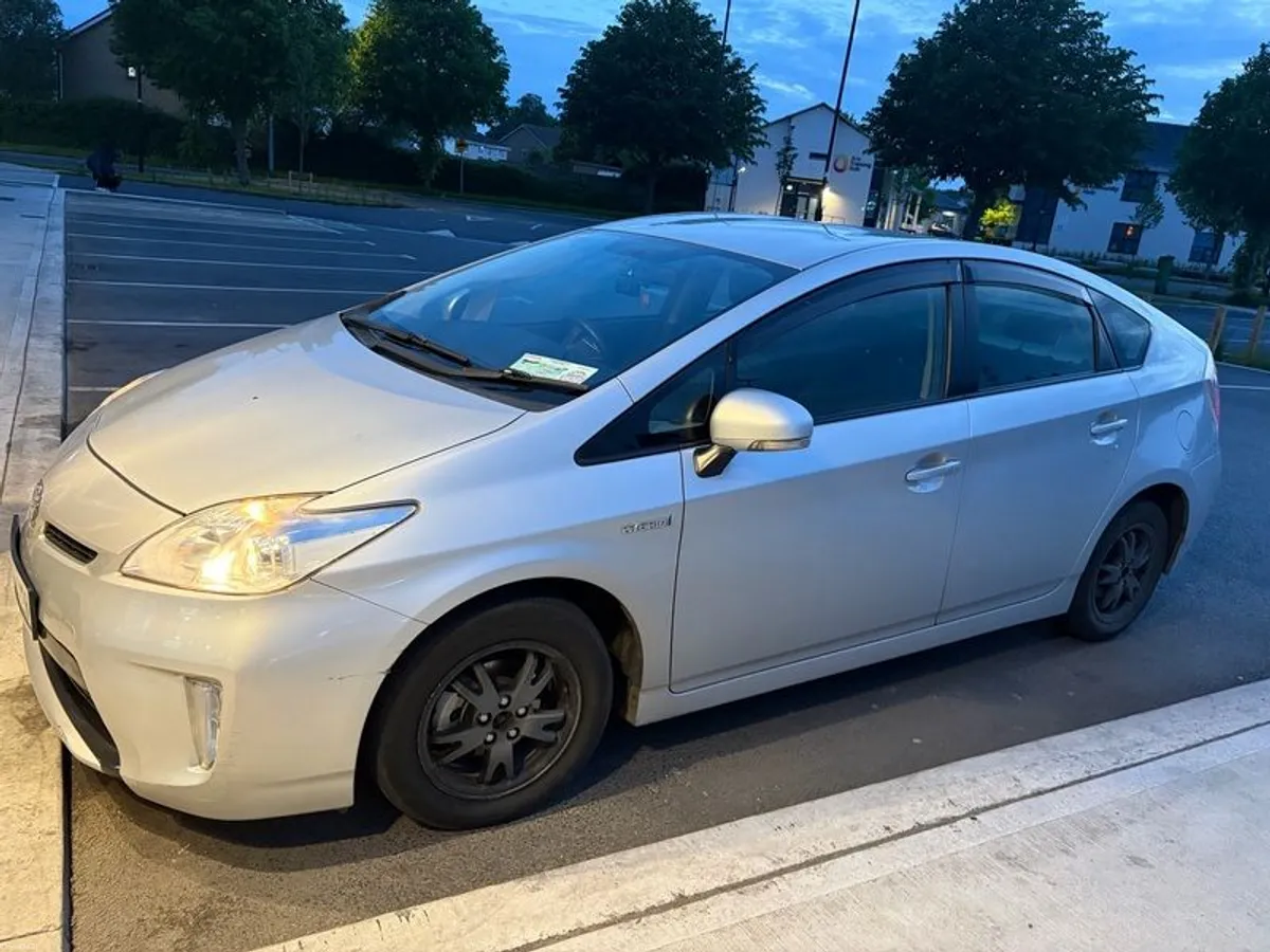 2015 Toyota Prius - Image 2