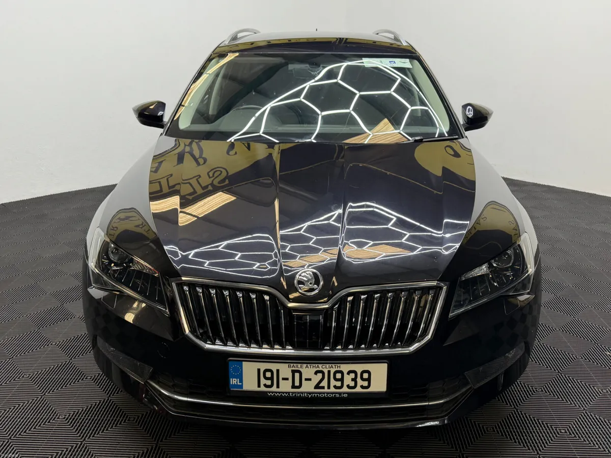 2019 Skoda superb 2.0 TDI 150bhp Style Estate - Image 3