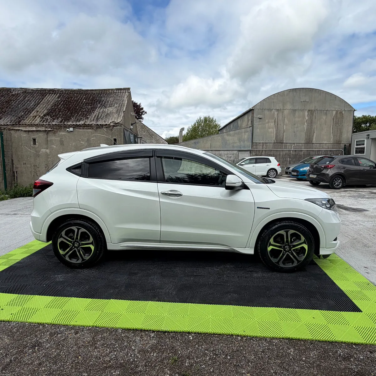 Honda Vezel 2017 Hybrid Low Mileage - Image 4