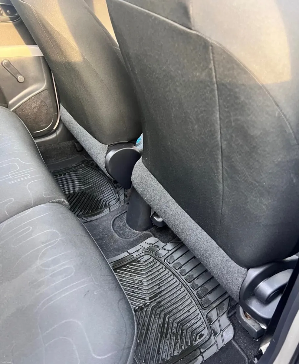 Toyota Yaris 2011 - Image 3