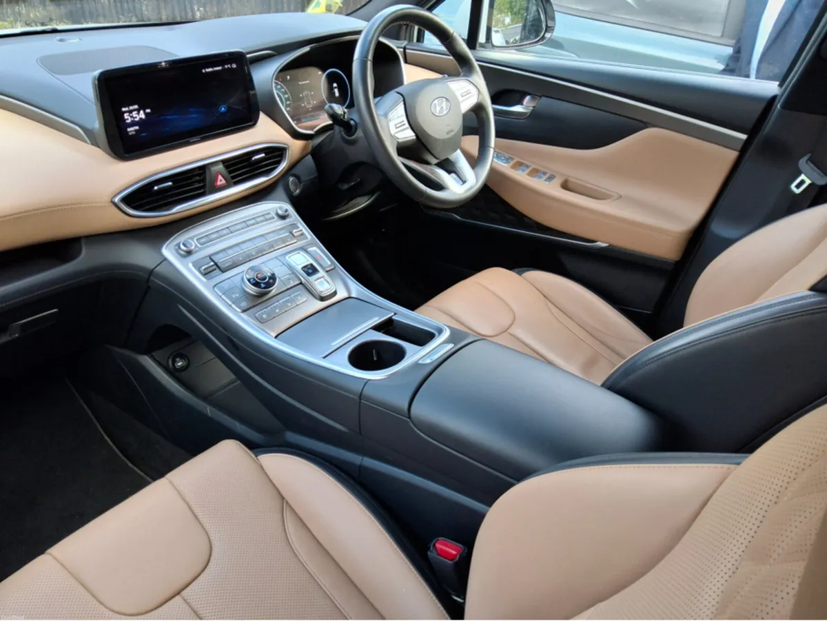 Hyundai Santa Fe EXEXUTIVE 4WD **PLUG IN HYBRID** - Image 4