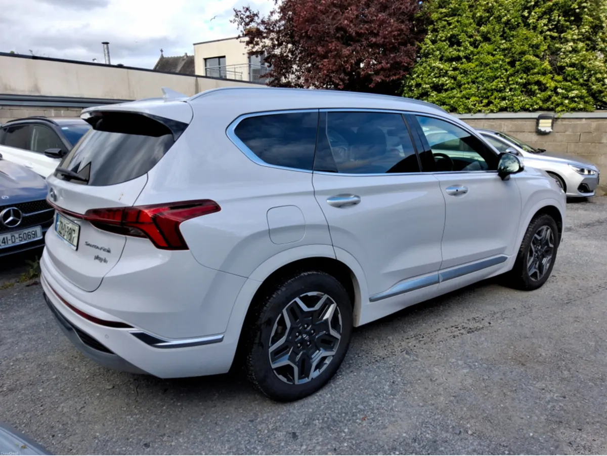 Hyundai Santa Fe EXEXUTIVE 4WD **PLUG IN HYBRID** - Image 2