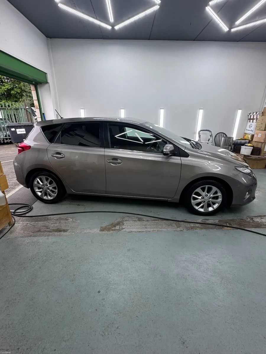 Toyota Auris 2014 - Image 2