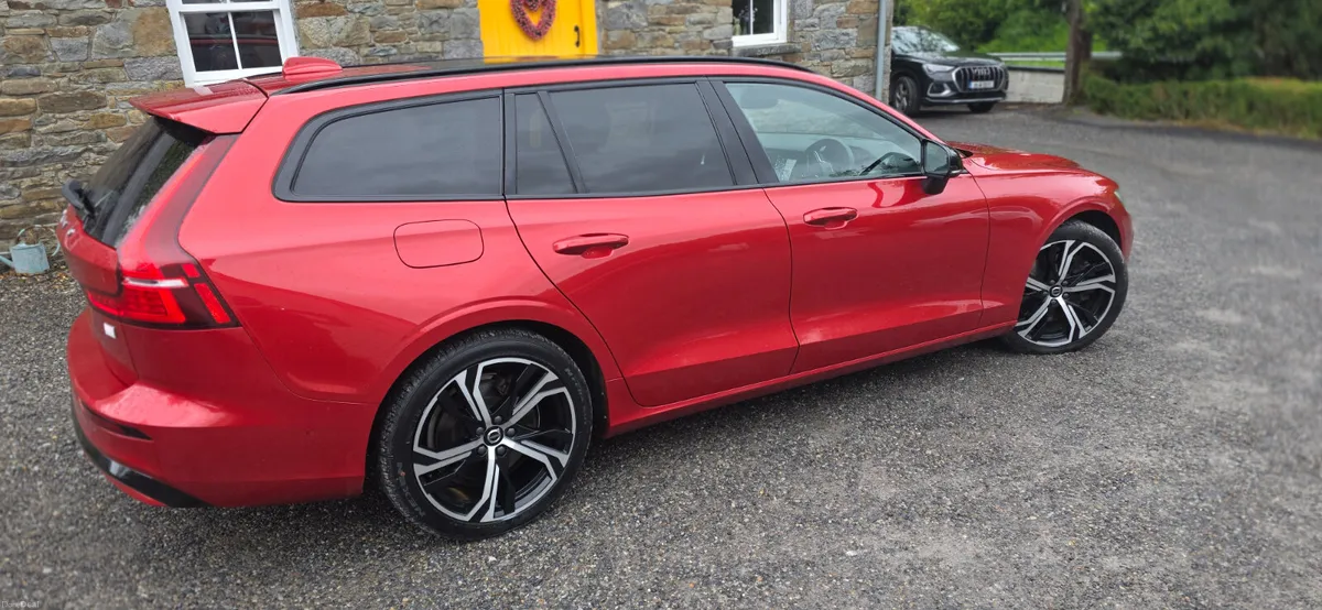 Volvo V60 2023 R DESIGN DARK EDITION PRO - Image 6