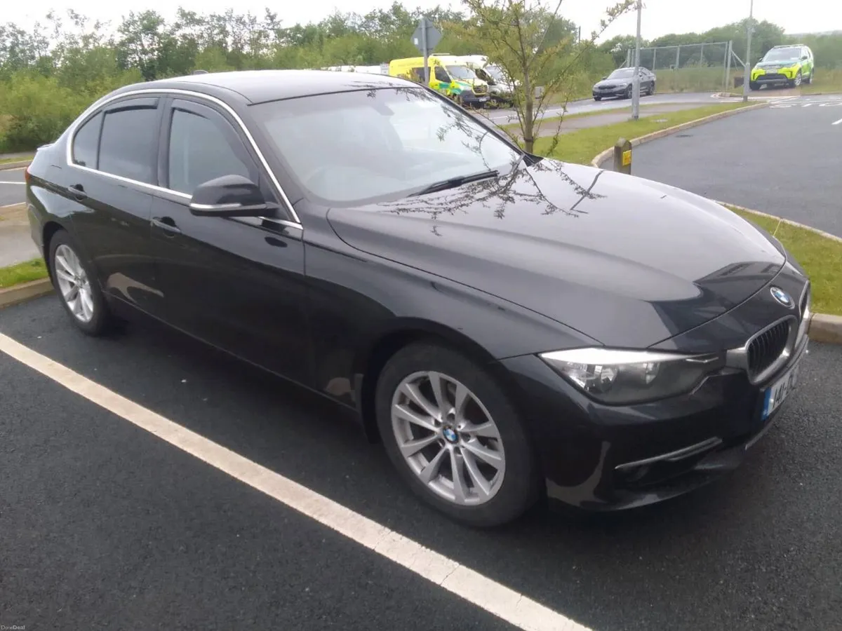 BMW 320i, Automatic, Luxury model. - Image 2