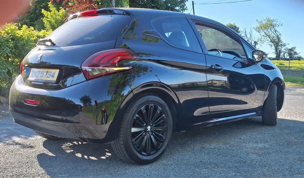 Peugeot 208 - Image 1