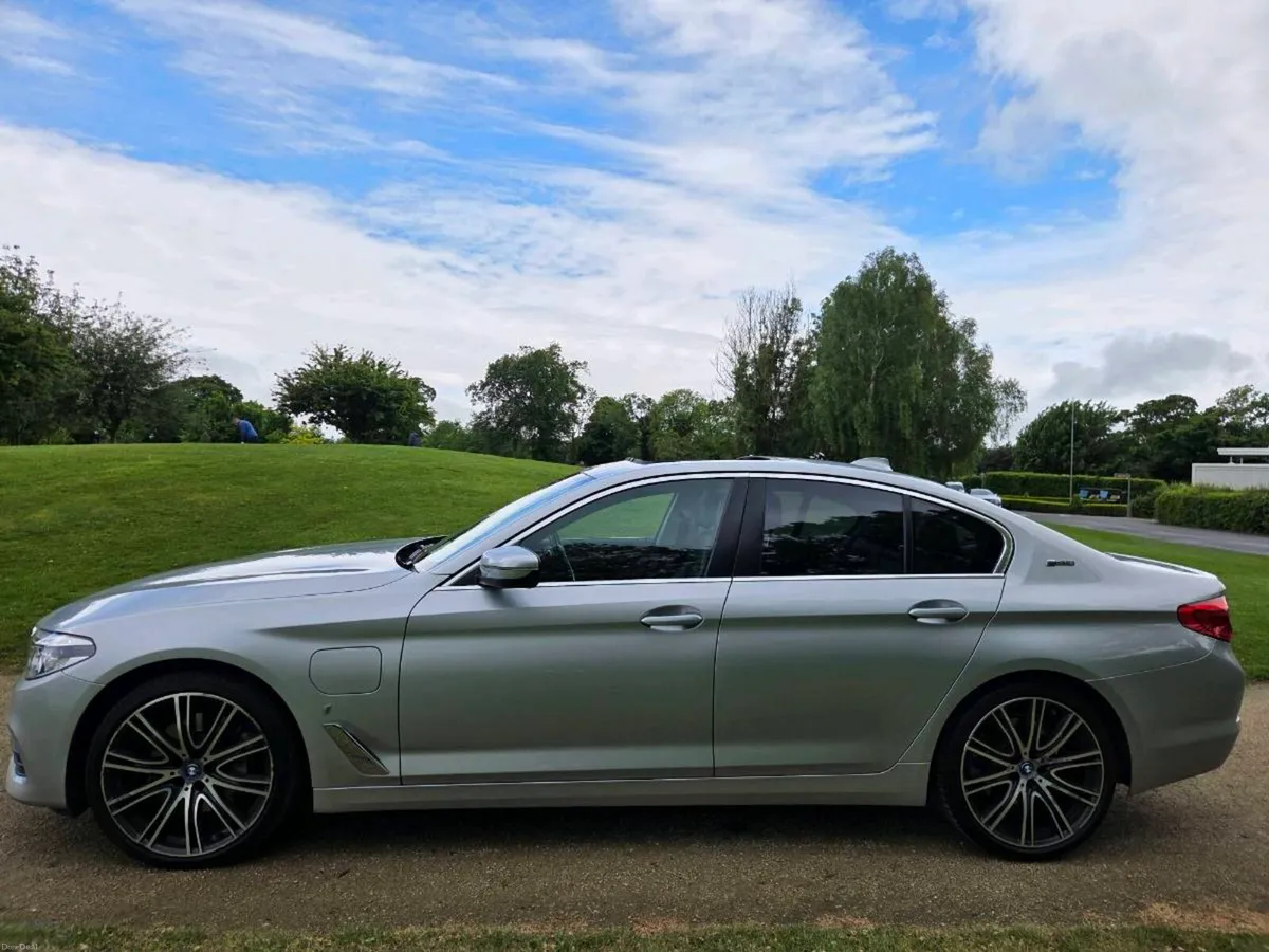 2018 BMW 530E SUNROOF - Image 4