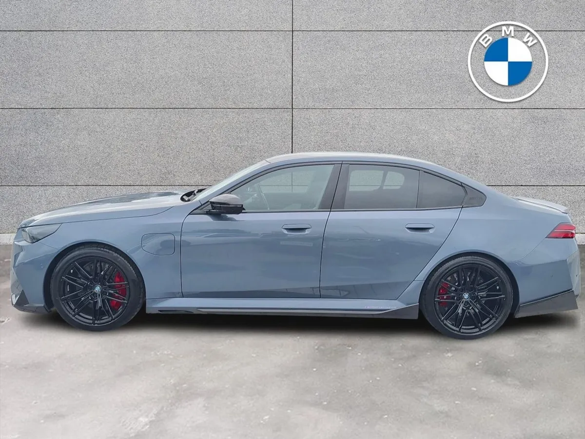 BMW M5 M5 PHEV 4DR AUTO + M Performance Carbon Kit - Image 3