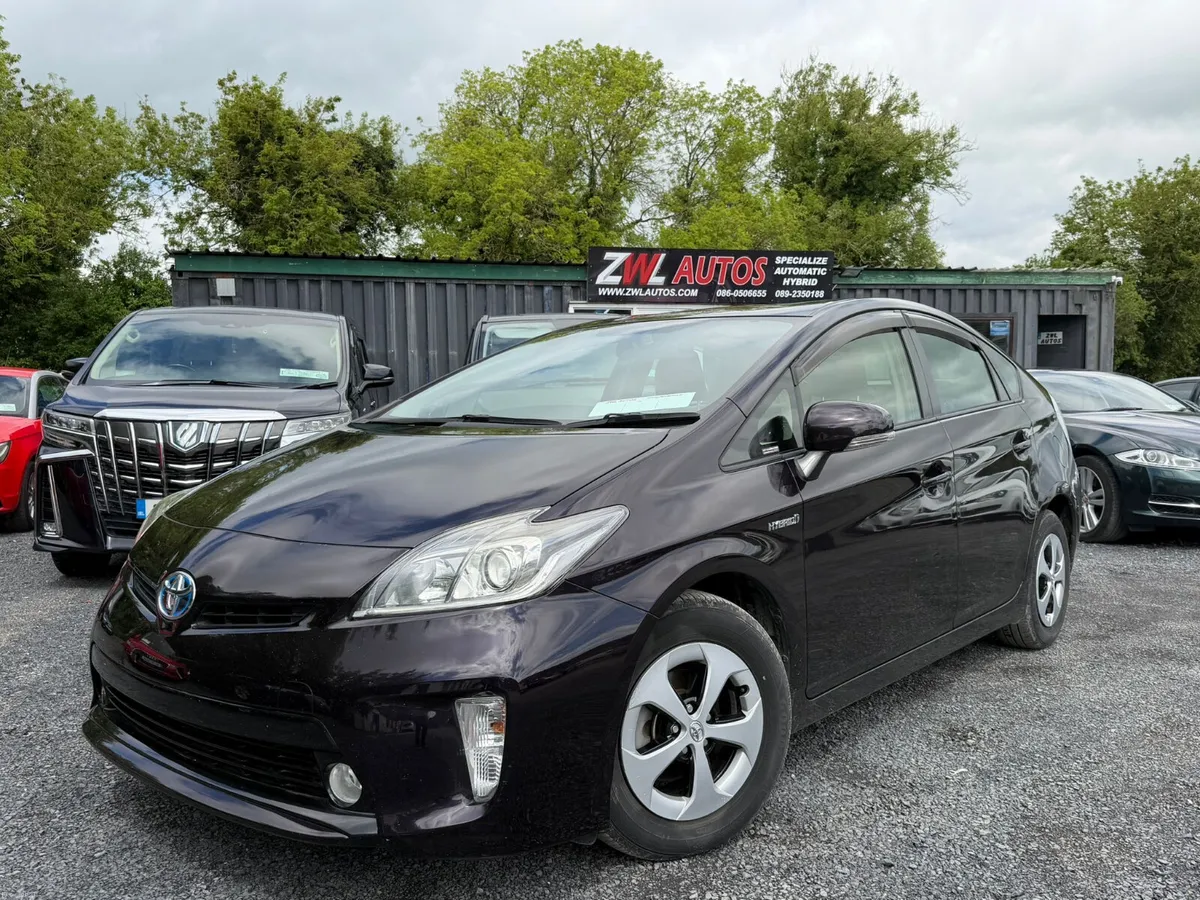 15 TOYOTA PRIUS HYBRID - Image 1