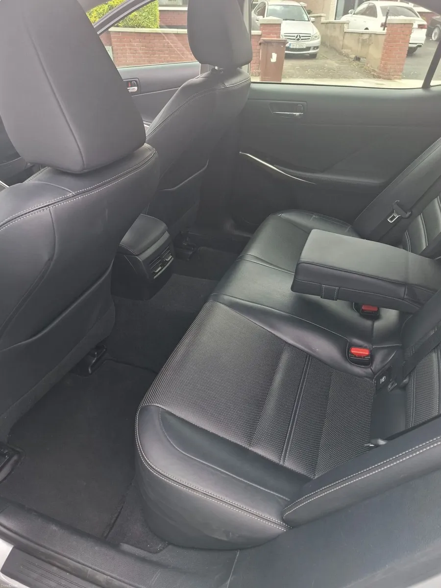 152 Lexus IS 300H 2.5 Executive - Image 6