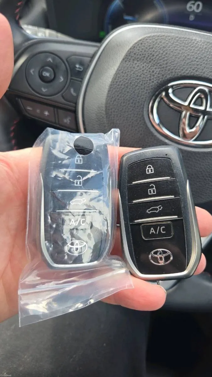 231 TOYOTA RAV4 LUXURY TRIM - Image 3