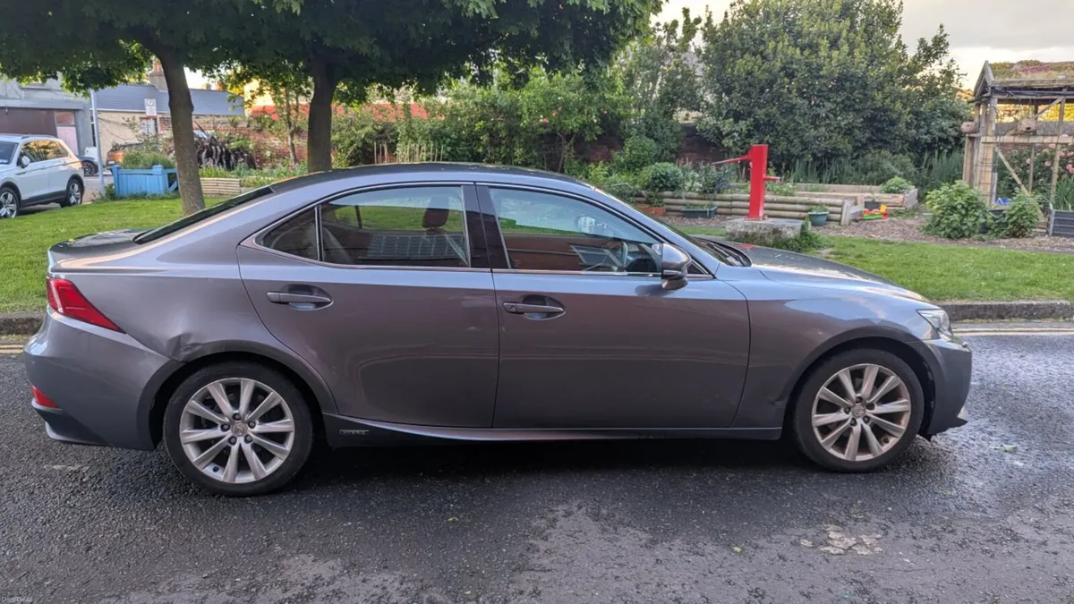 Lexus is300H - Image 2