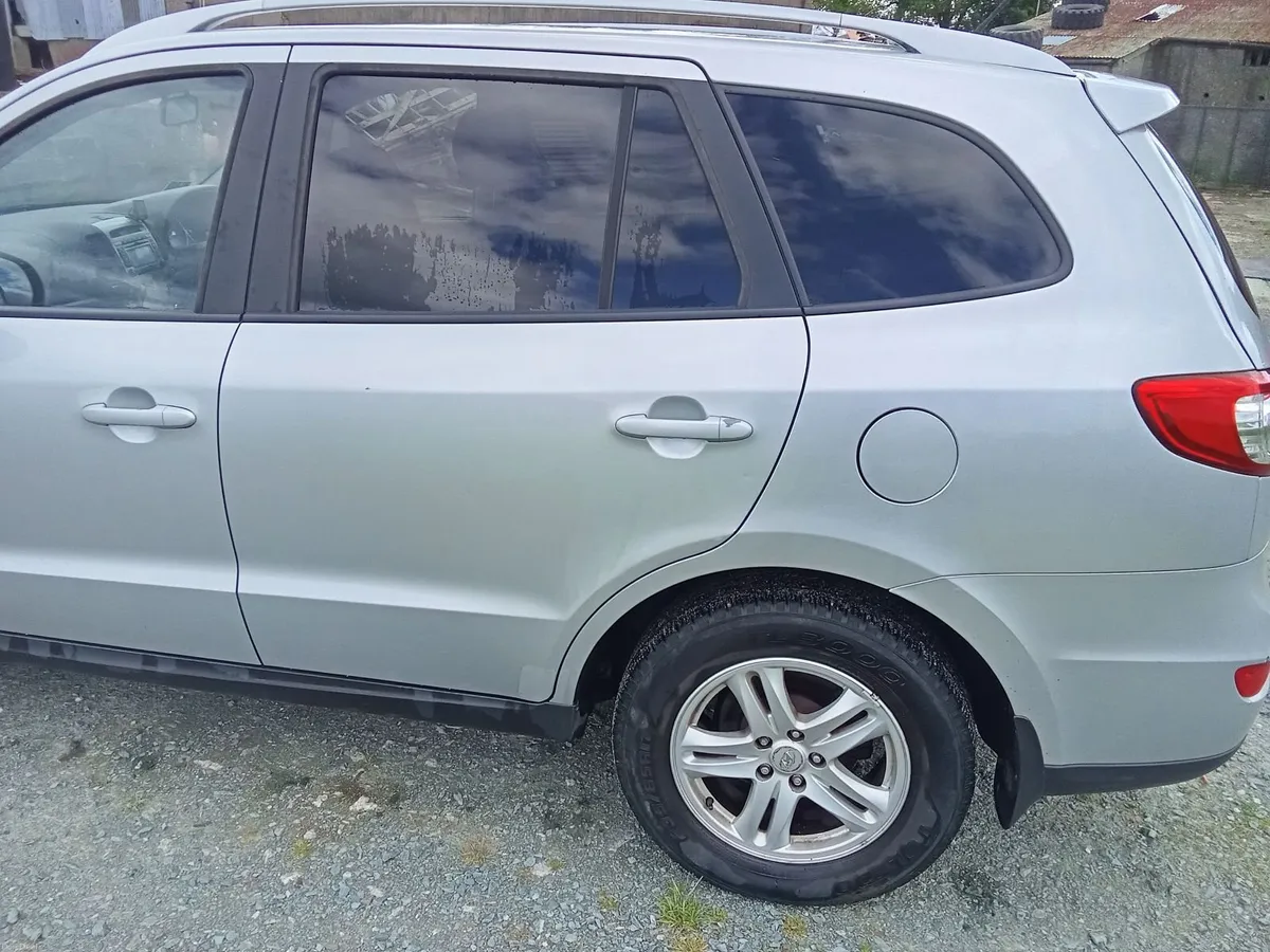 Hyundai Santa Fe 2011 - Image 3