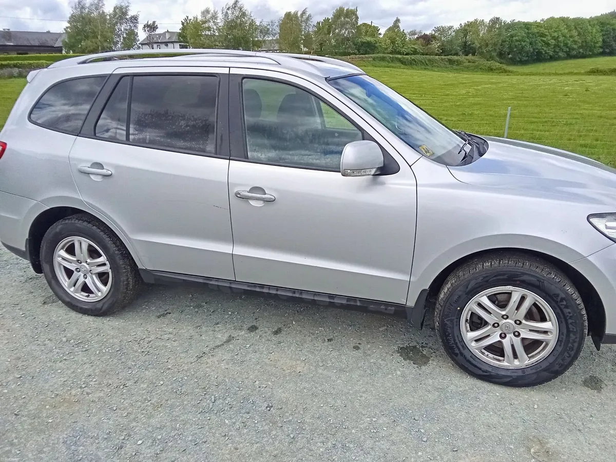 Hyundai Santa Fe 2011 - Image 1