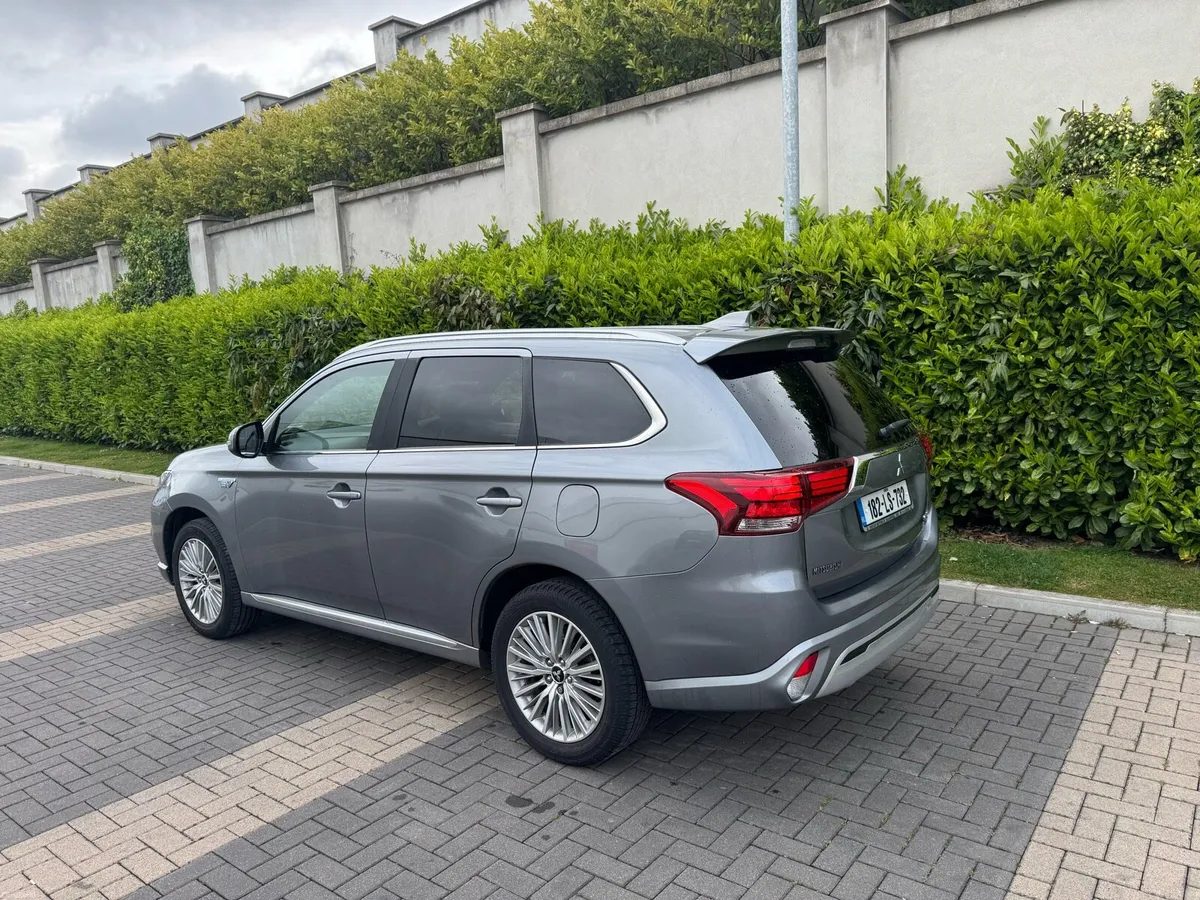 Mitsubishi Outlander  Plug-In Hybrid 4WD top Spec - Image 4