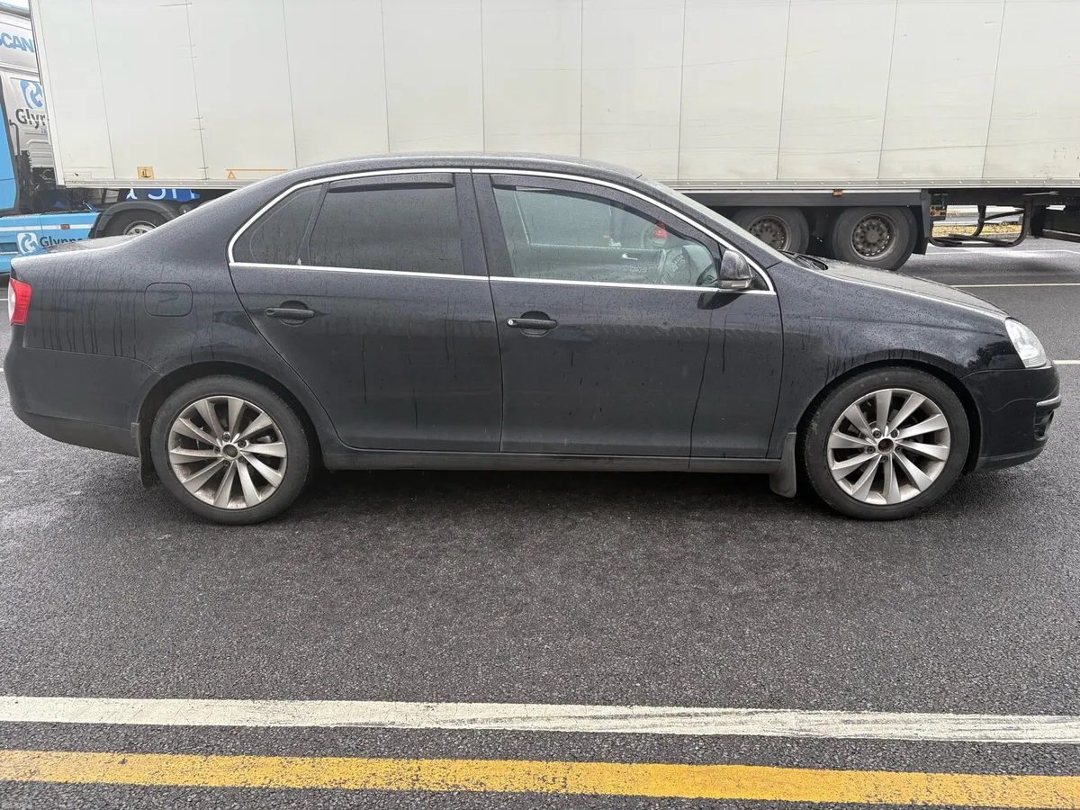 2010 Volkswagen Mk5 Jetta - Image 2