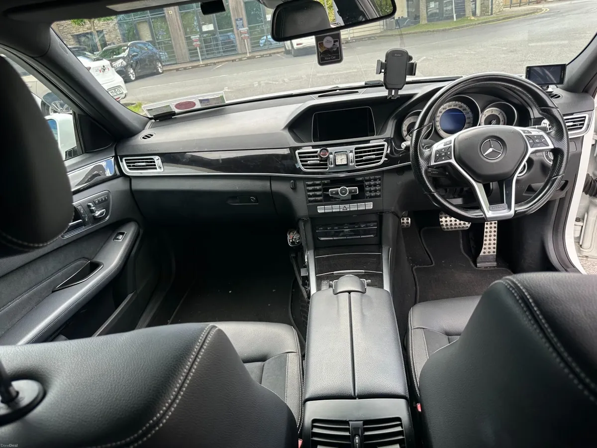 Mercedes-Benz E220 Diesel AMG Sports - PREMIUM - Image 4
