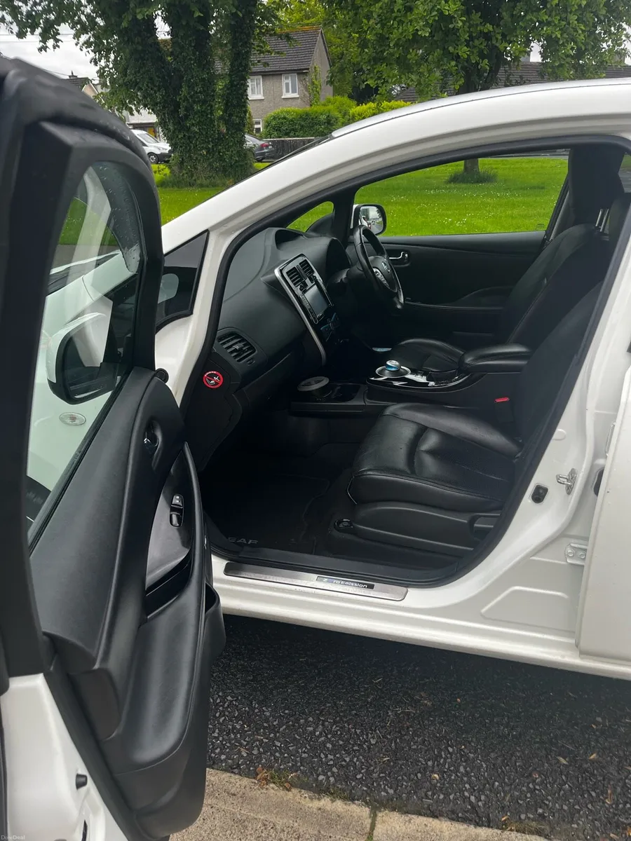 White Nissan Leaf Tekna - Image 2