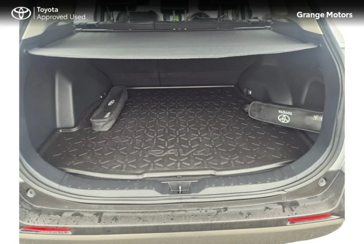 Toyota RAV4 2.5 HYBRID SOL 5DR - Image 6