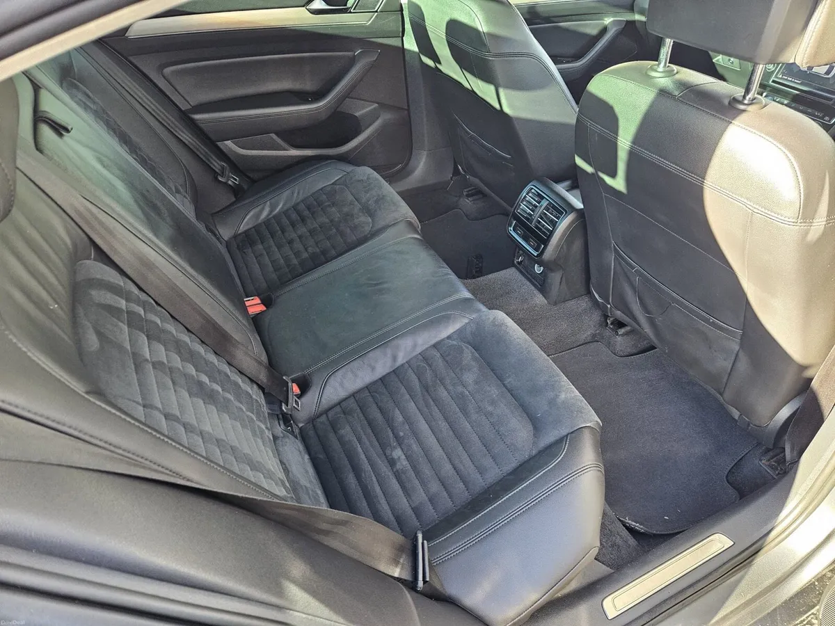 Volkswagen Passat- HIGH SPEC - Image 4