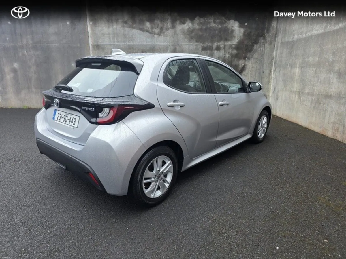 Toyota Yaris YARIS 1.5 HYBRID LUNA - Image 2