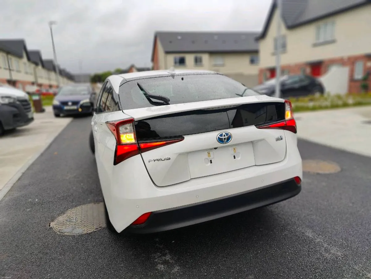 Toyota Prius 1.8 Hybrid Pearl White - Image 4