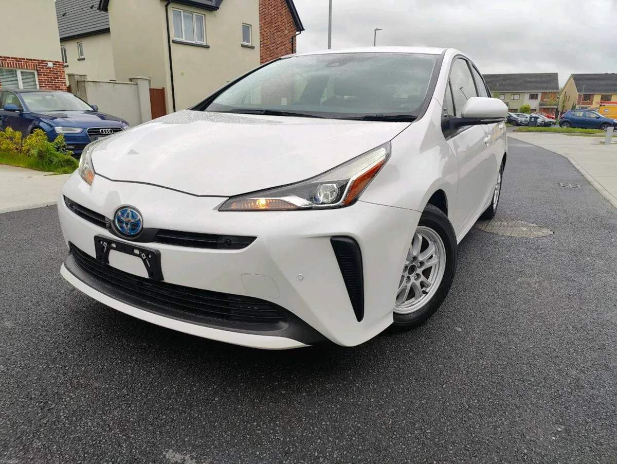 Toyota Prius 1.8 Hybrid Pearl White - Image 2