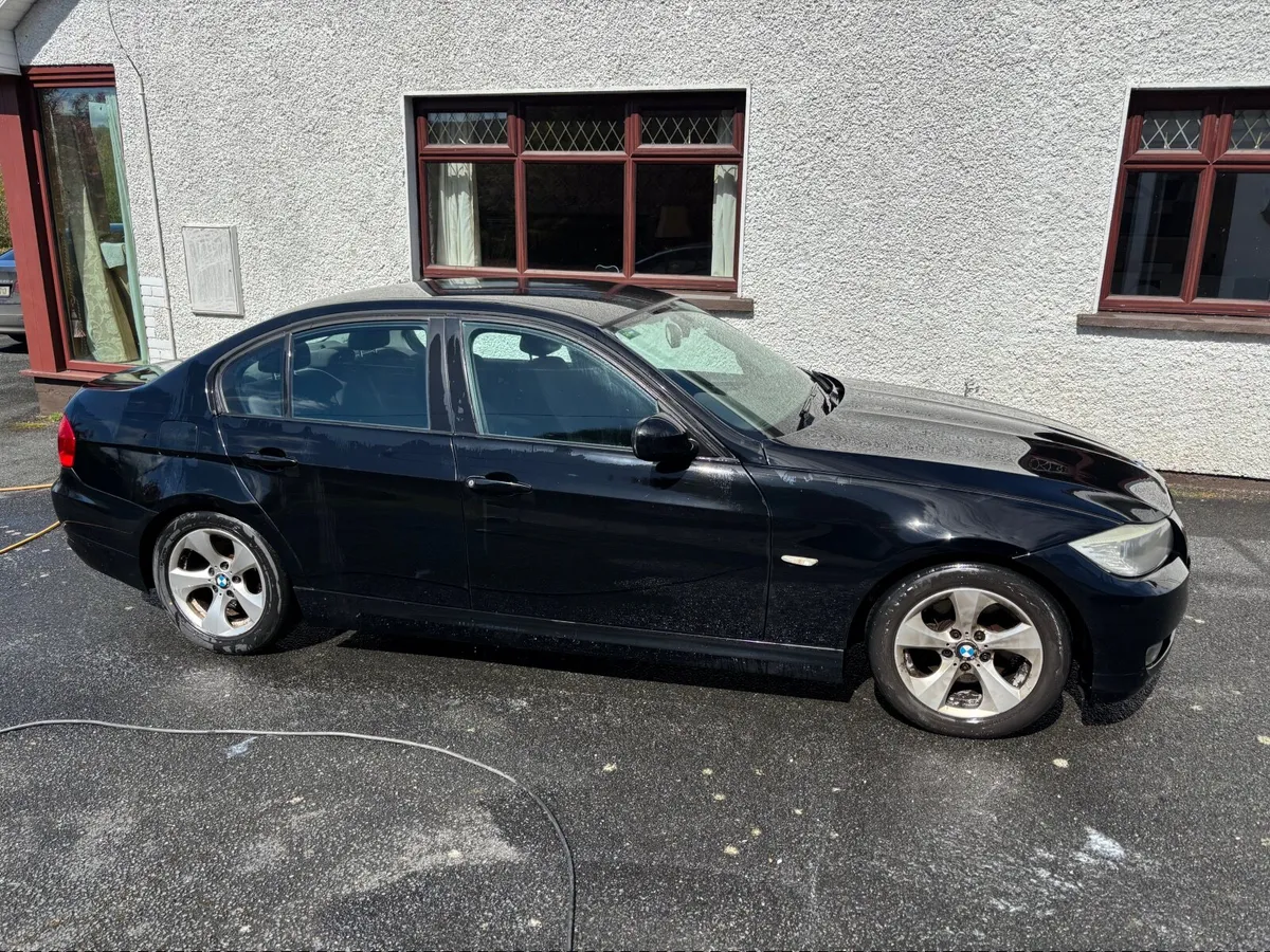 BMW 3-Series 2011 - Image 2