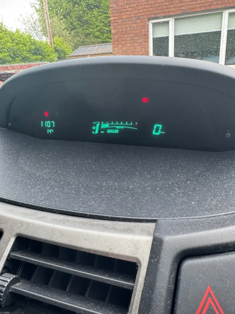 Toyota Yaris 2010 - Image 2