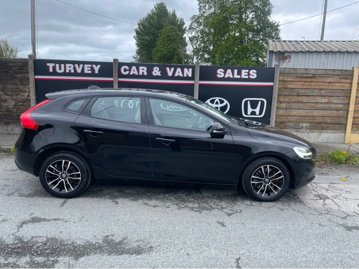 Volvo V40 D2 MOMENTUM ED GT 5DR AUTO - Image 3