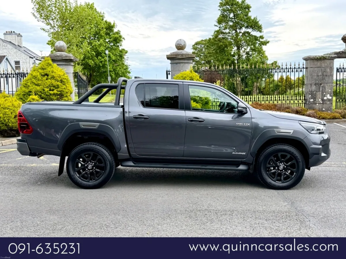 Toyota Hilux 2.8 D4D Invincible X Auto Crew Cab==€ - Image 2