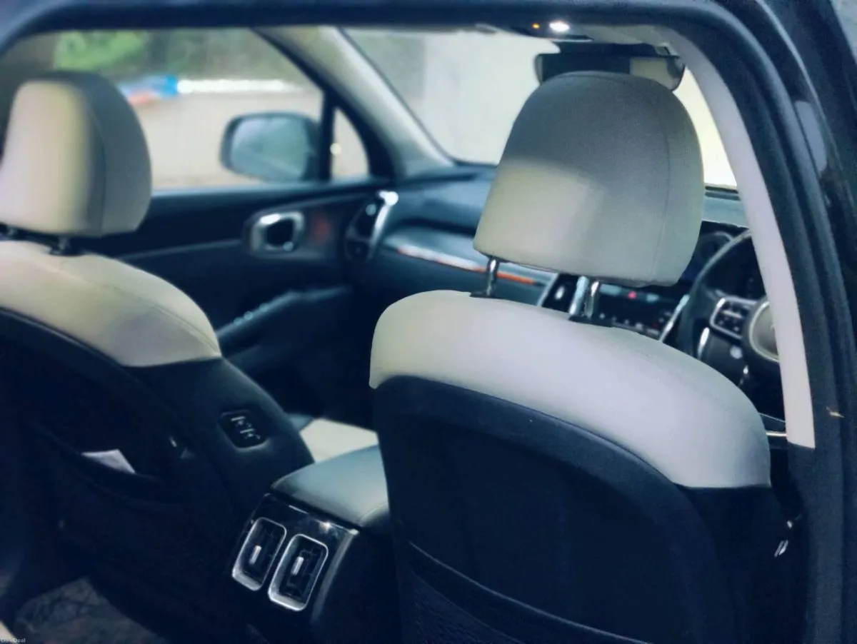 Kia Sorento 2021 K4 AWD  PHEV 7 Seater Black hitch - Image 3