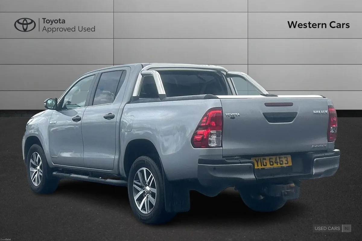 Toyota Hilux 2.4 D-4D Invincible X Auto 4WD Euro 6 - Image 4