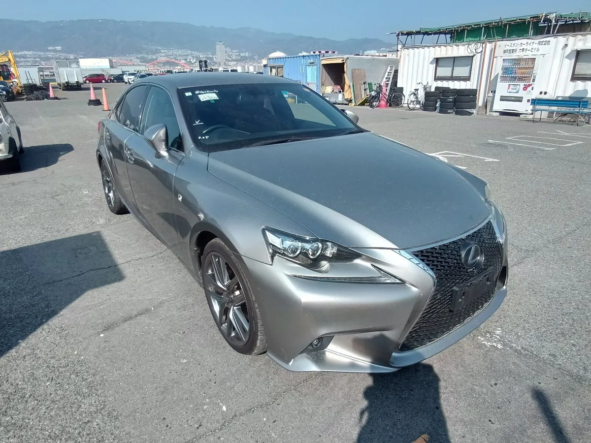 Lexus is300h F SPORT 2015 - Image 3