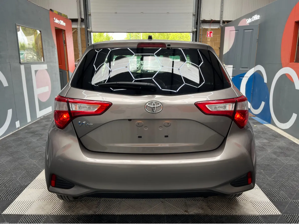 Toyota Vitz 2019 TOYOTA VITZ F 1.0 AUTOMATIC / REV - Image 3