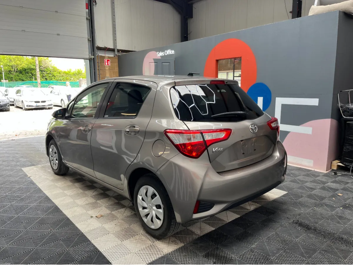 Toyota Vitz 2019 TOYOTA VITZ F 1.0 AUTOMATIC / REV - Image 4