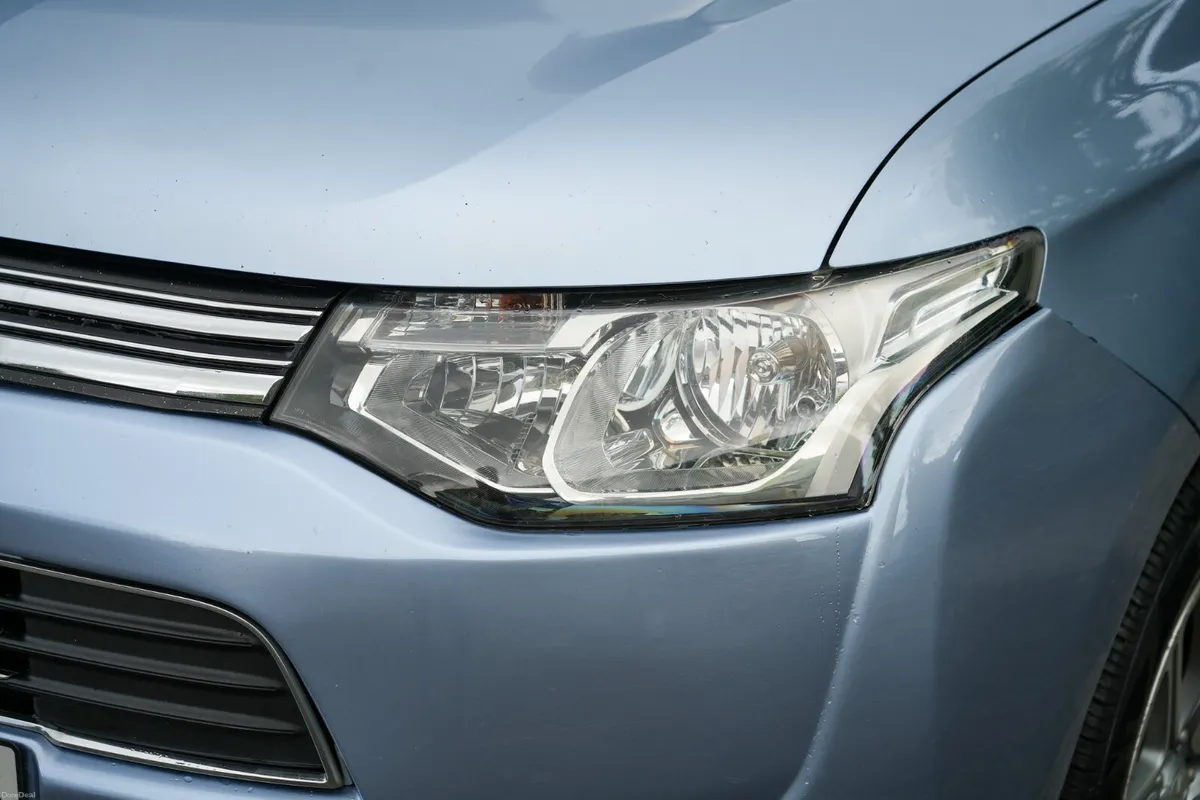 2015 Mitsubishi Outlander 5 Passenger Automatic - Image 4