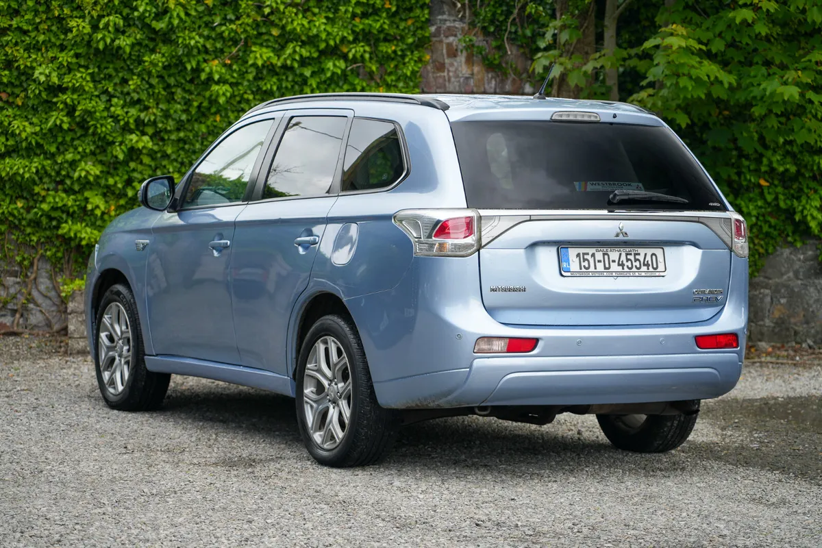 2015 Mitsubishi Outlander 5 Passenger Automatic - Image 2