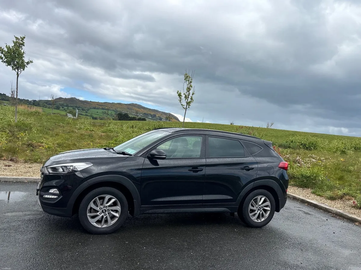 Hyundai Tucson Premium trim & sunroof - Image 3