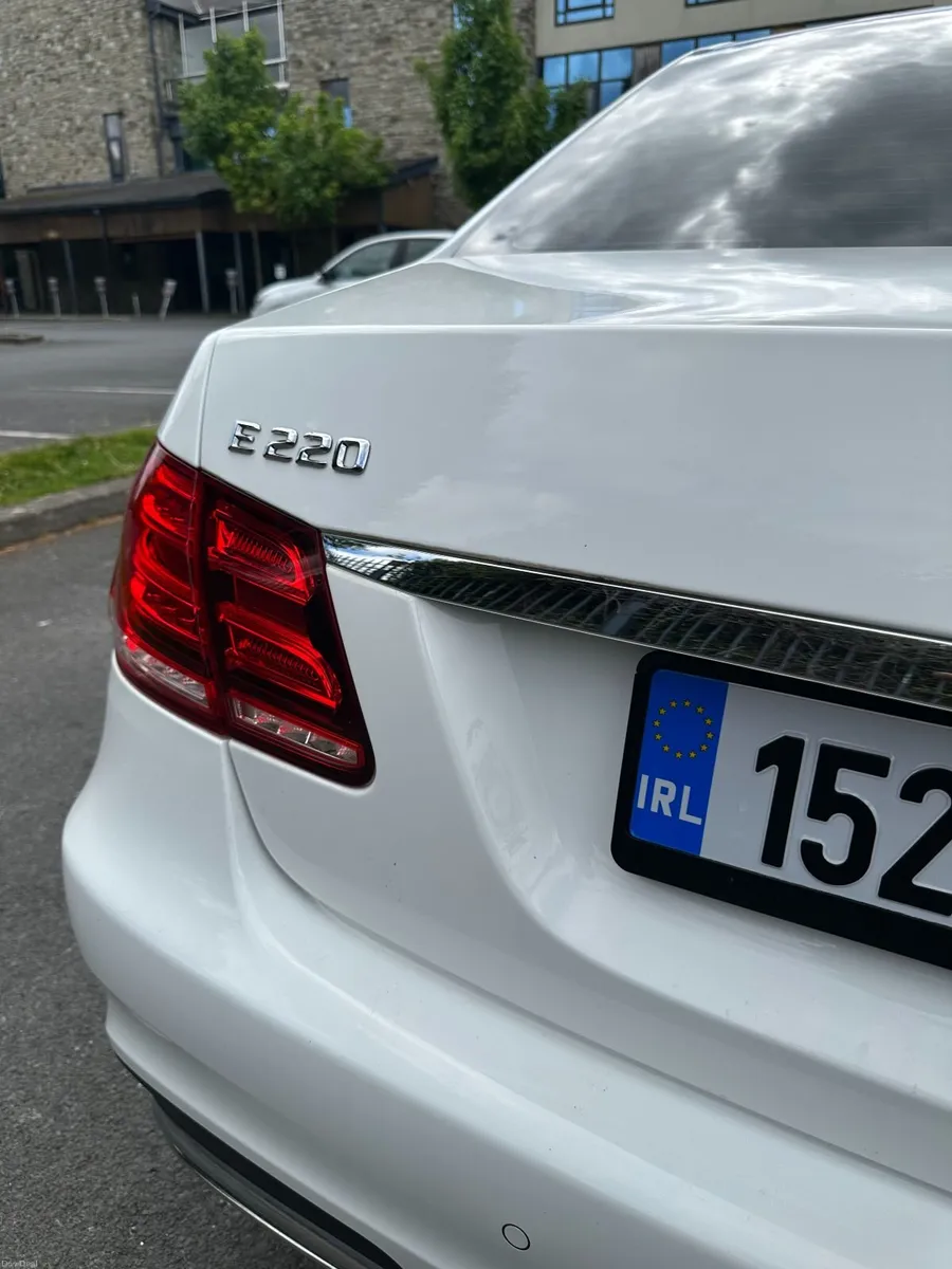 Mercedes-Benz E220 Diesel AMG Sports - PREMIUM - Image 4
