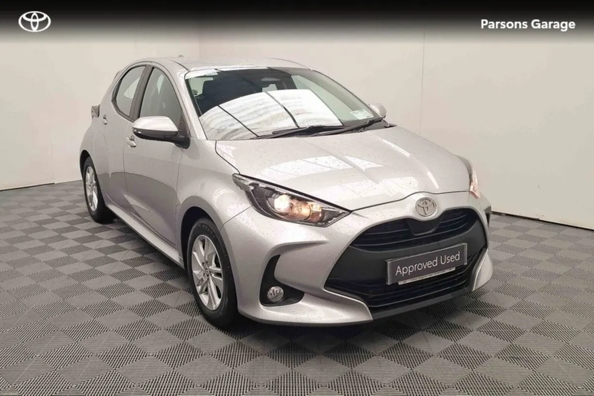Toyota Yaris YARIS HYBRID 1.5 LUNA - Image 1
