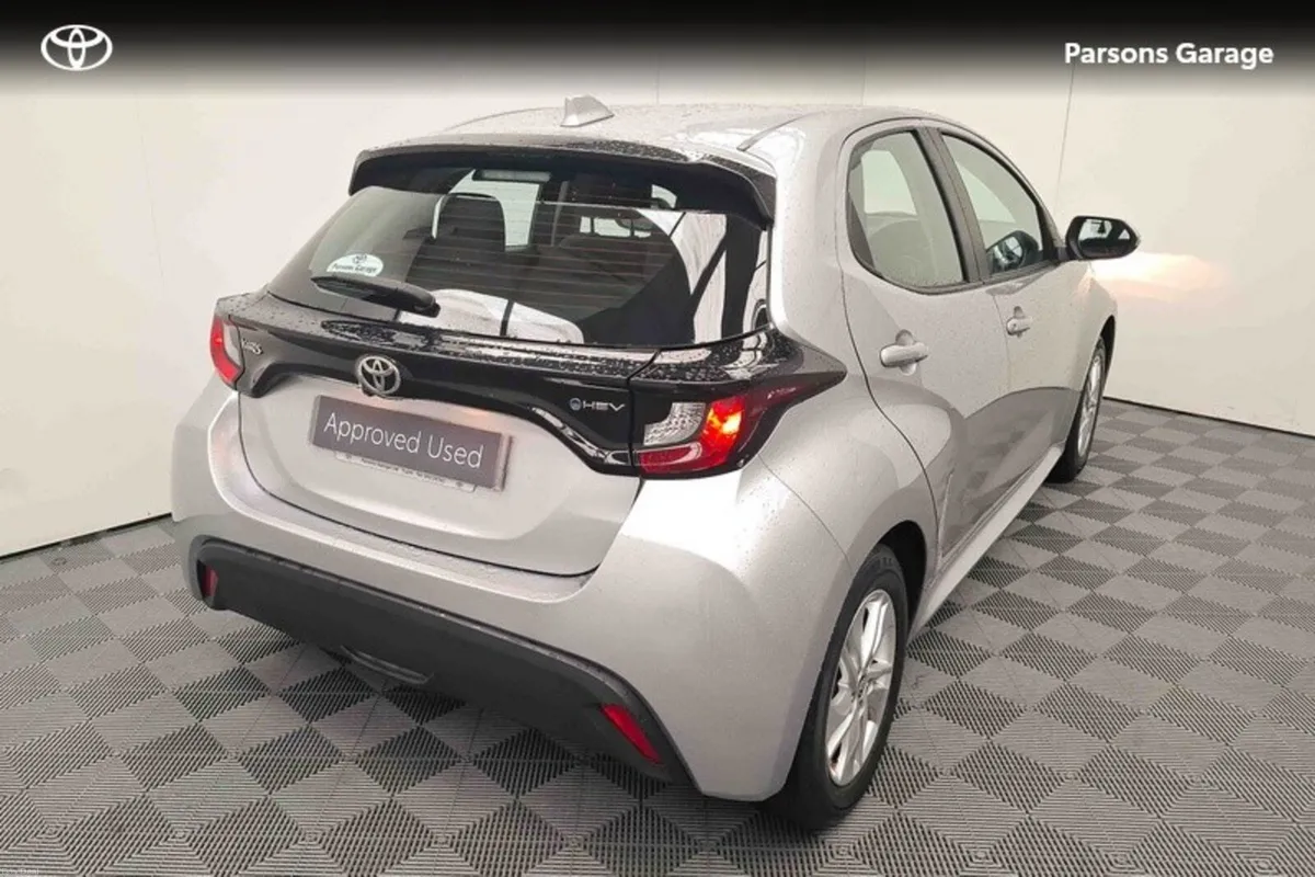 Toyota Yaris YARIS HYBRID 1.5 LUNA - Image 2