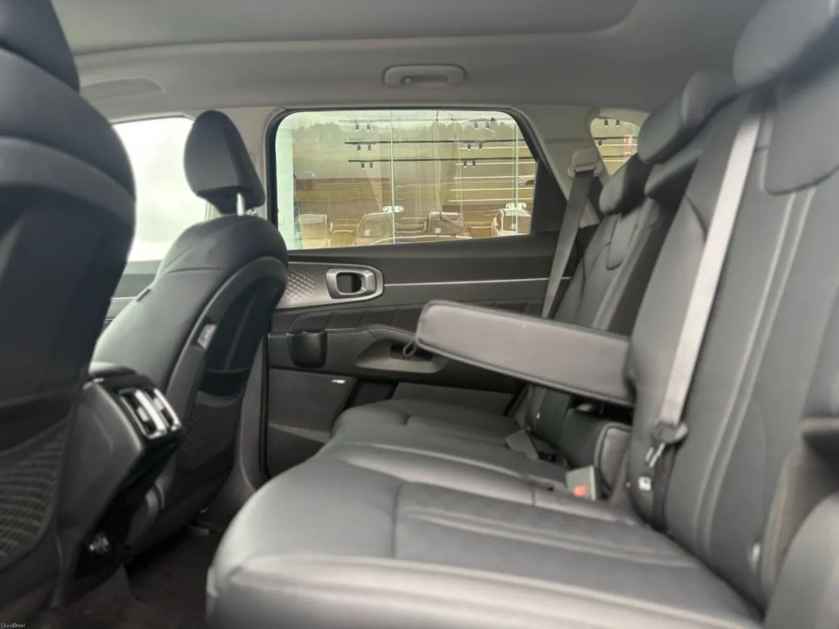 Kia Sorento 1.6 Plug in hybrid ( 7 Seats ) - Image 3