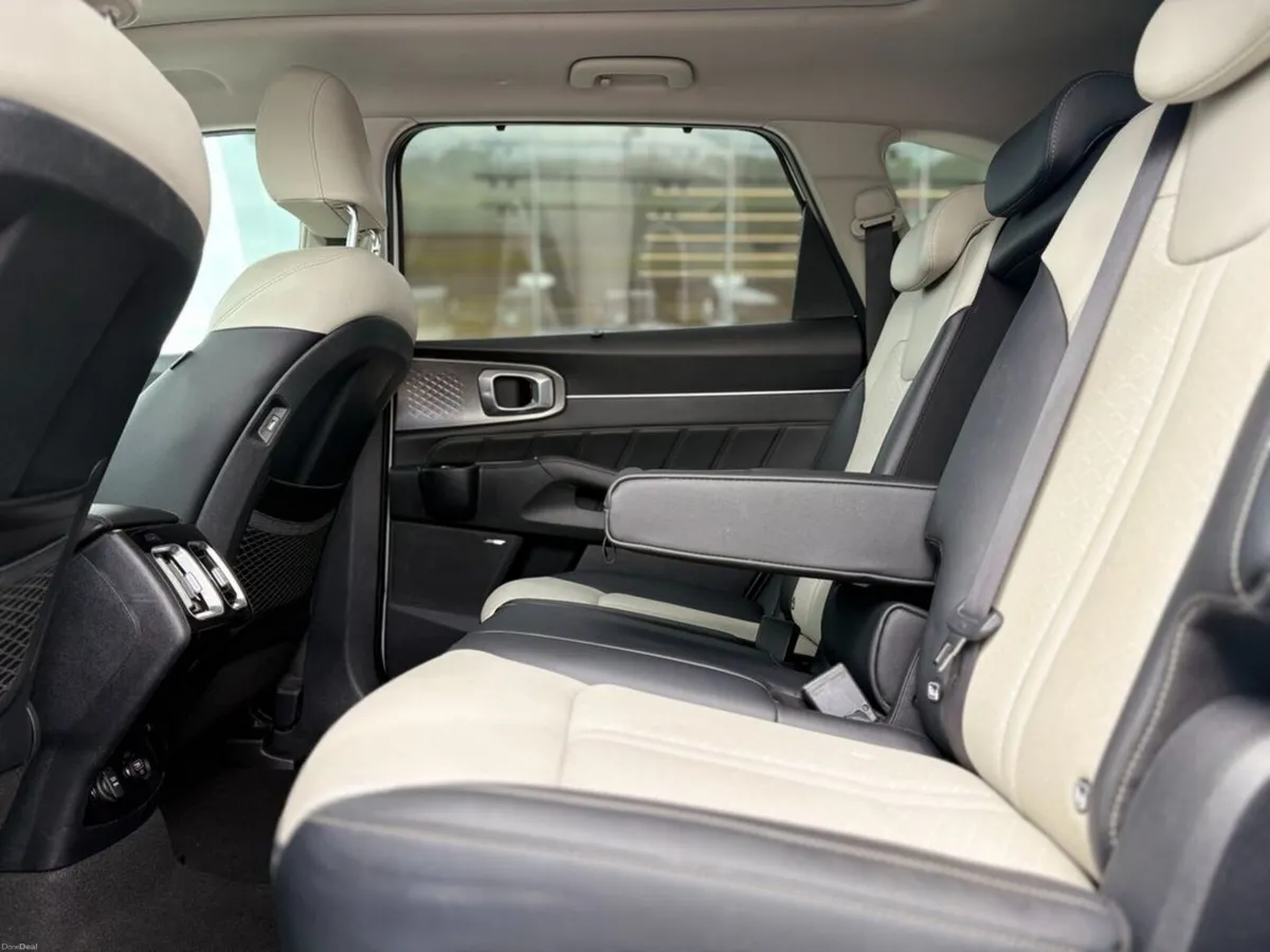 Kia Sorento 1.6 Plug in hybrid K4 ( 7 Seats ) - Image 4