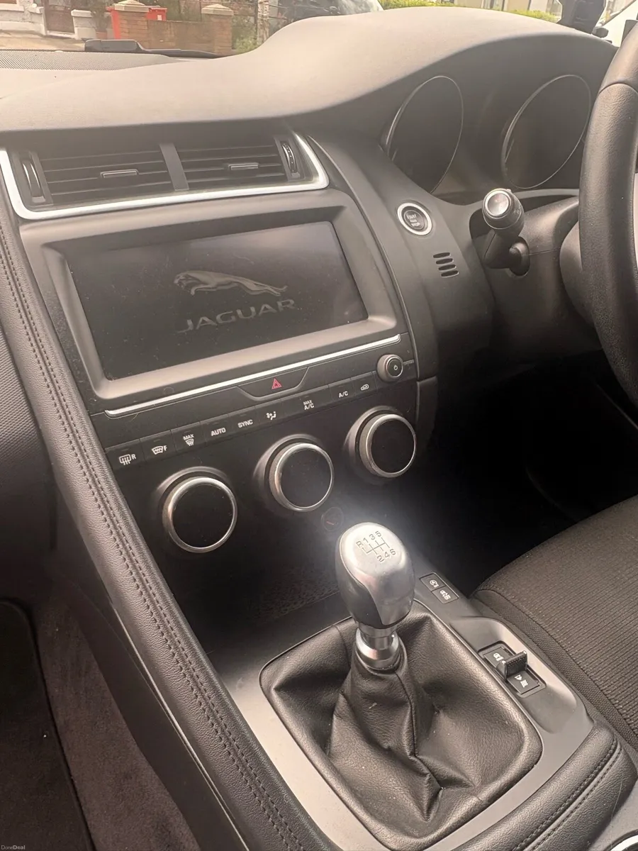 Jaguar E-Pace D 4x2 - Image 2