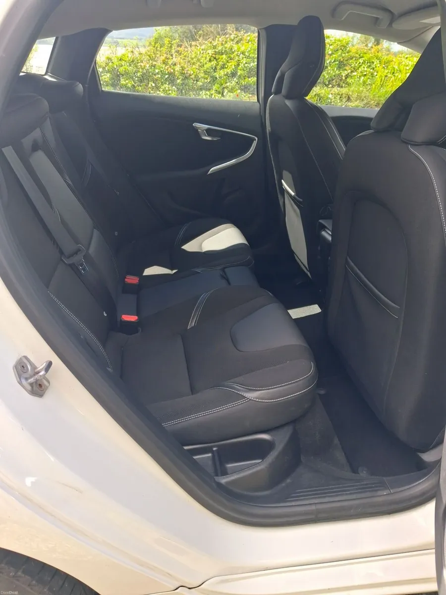 Volvo V40 2014 - Image 2